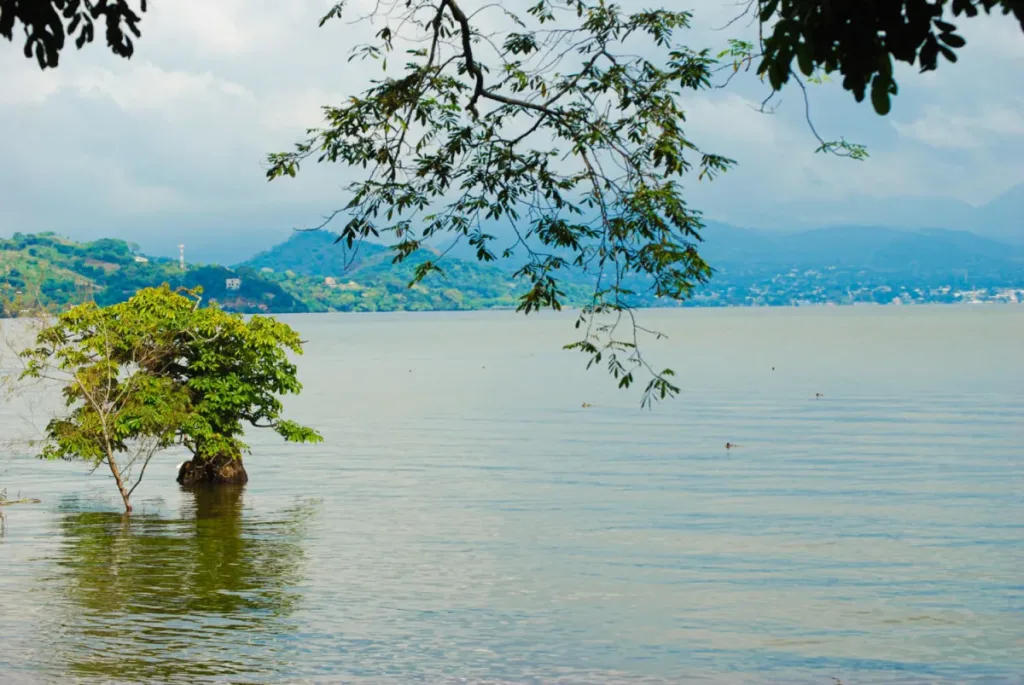 Descubre lagunas volcánicas en México donde sí puedes nadar. Conoce destinos naturales impresionantes y consejos para visitarlos.