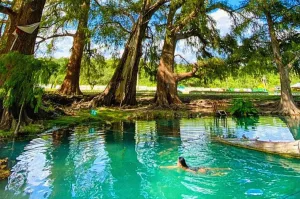 Descubre un manantial de agua turquesa en Puebla a menos de 3 horas de la CDMX. Un oasis natural perfecto para escapar el fin de semana. ¿Te gustaría conocerlo?