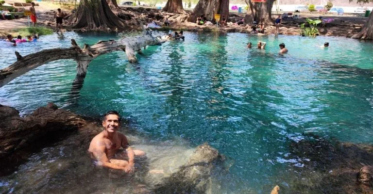 Descubre un manantial de agua turquesa en Puebla a menos de 3 horas de la CDMX. Un oasis natural perfecto para escapar el fin de semana. ¿Te gustaría conocerlo?