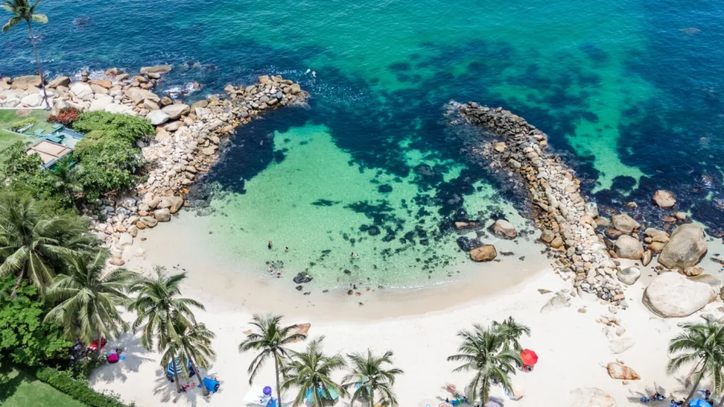 Descubre Playa Esmeralda en Puerto Vallarta: una playa tranquila, sin olas y con agua cristalina color esmeralda, ideal para relajarte lejos del turismo masivo. ¿Te gustaría conocerla?