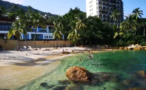 Descubre Playa Esmeralda en Puerto Vallarta: una playa tranquila, sin olas y con agua cristalina color esmeralda, ideal para relajarte lejos del turismo masivo. ¿Te gustaría conocerla?