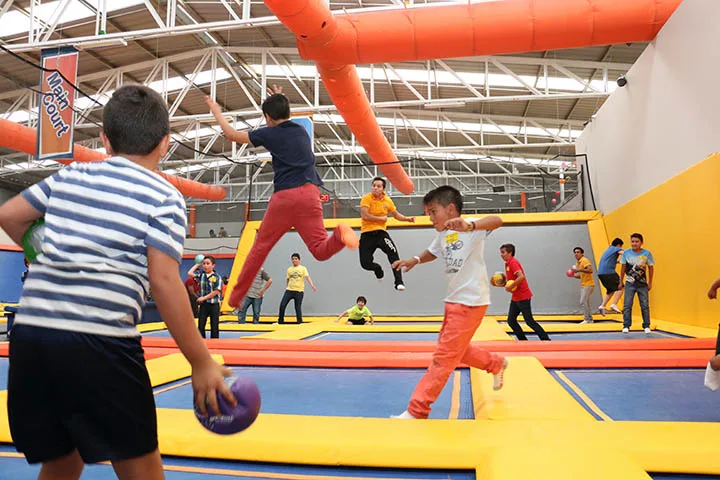 Descubre 5 actividades divertidas para niños en México, desde parques inflables hasta experiencias educativas y cine al aire libre. ¿Estás listo para este Día del Niño?