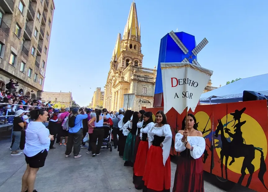 Descubre el desfile literario en Guadalajara con música, lectura y carros alegóricos. Conoce fechas, actividades y por qué no te lo puedes perder. ¿Asistirás?