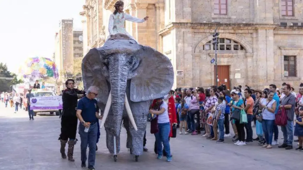 Descubre el desfile literario en Guadalajara con música, lectura y carros alegóricos. Conoce fechas, actividades y por qué no te lo puedes perder. ¿Asistirás?