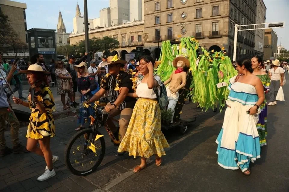 Descubre el desfile literario en Guadalajara con música, lectura y carros alegóricos. Conoce fechas, actividades y por qué no te lo puedes perder. ¿Asistirás?