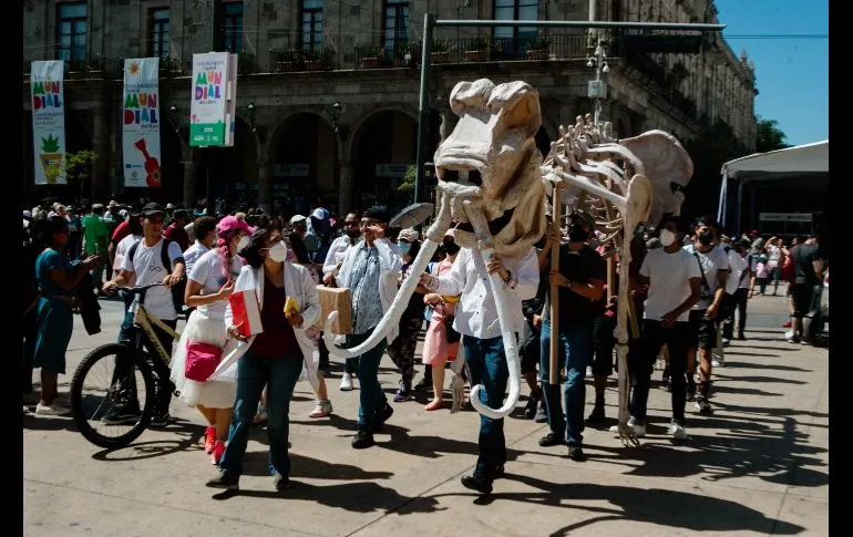 Descubre el desfile literario en Guadalajara con música, lectura y carros alegóricos. Conoce fechas, actividades y por qué no te lo puedes perder. ¿Asistirás?
