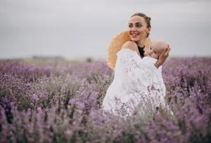 De cara al Día de las Madres 2026, las sesiones fotográficas en campos de flores se convierten en una de las tendencias más emotivas del turismo visual en México./Foto: Freepik
