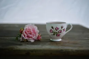 El Afternoon Tea pensado para mamás que disfrutan la conversación tranquila, este ritual reúne tés orgánicos, panadería artesanal y bocadillos regionales en patios y terrazas llenos de historia. Un detalle sencillo y elegante que celebra el placer de la sobremesa lenta, sin necesidad de hospedarse./Foto: Pixabay