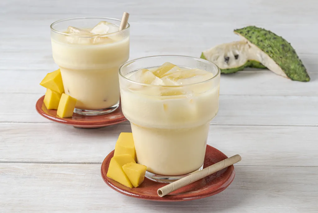 Aprende cómo preparar agua de guanábana estilo Michoacana. Una bebida refrescante, cremosa y perfecta para el calor.