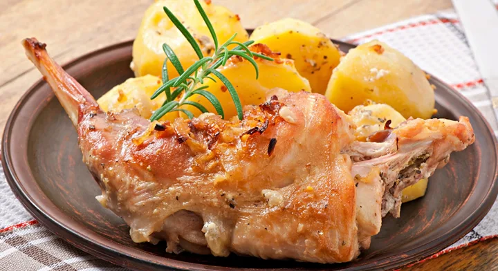 Descubre la historia del conejo como platillo prehispánico en México, su significado cultural y cómo sigue presente en la gastronomía tradicional. ¿Lo has probado?