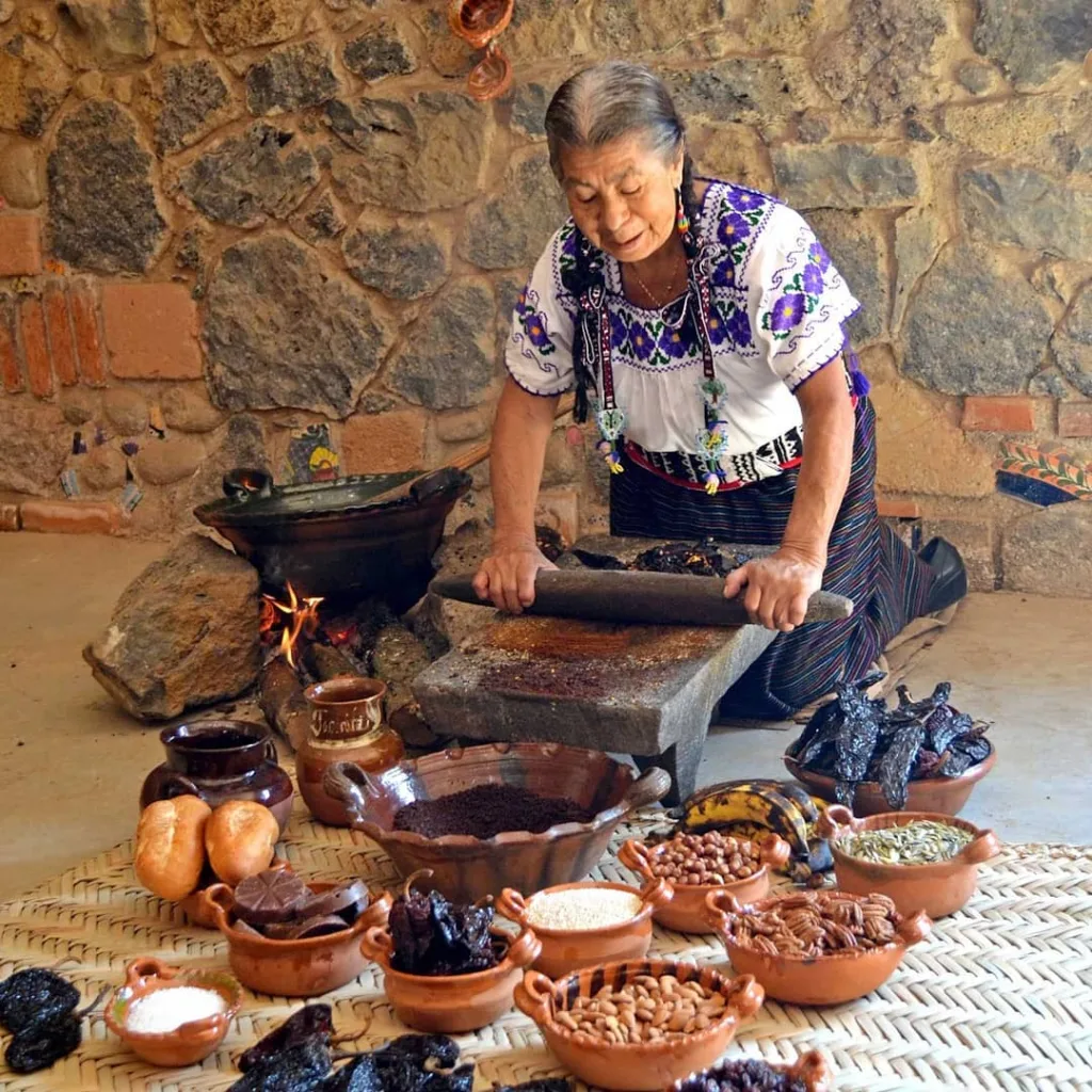 Descubre el origen del mole, su historia desde la época prehispánica hasta hoy y por qué es uno de los platillos más representativos de México. ¿Te gusta?