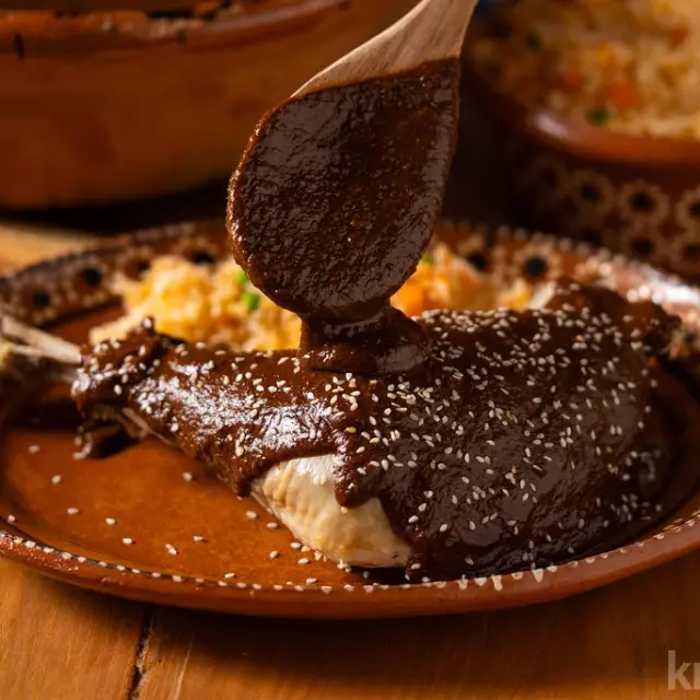 Descubre el origen del mole, su historia desde la época prehispánica hasta hoy y por qué es uno de los platillos más representativos de México. ¿Te gusta?