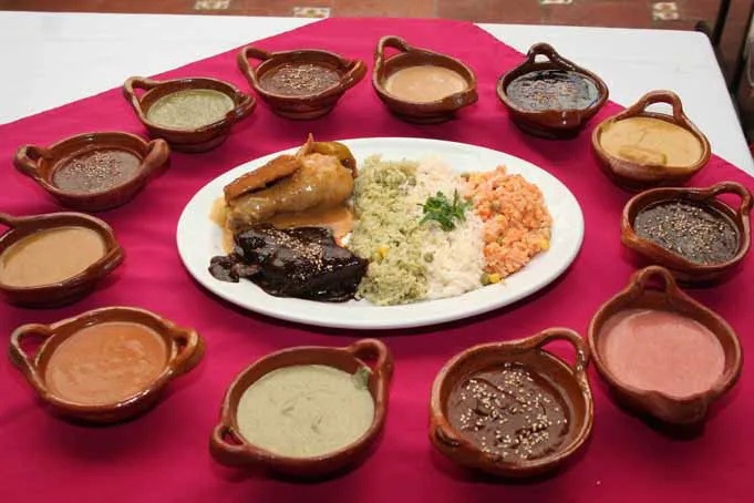 Descubre el origen del mole, su historia desde la época prehispánica hasta hoy y por qué es uno de los platillos más representativos de México. ¿Te gusta?