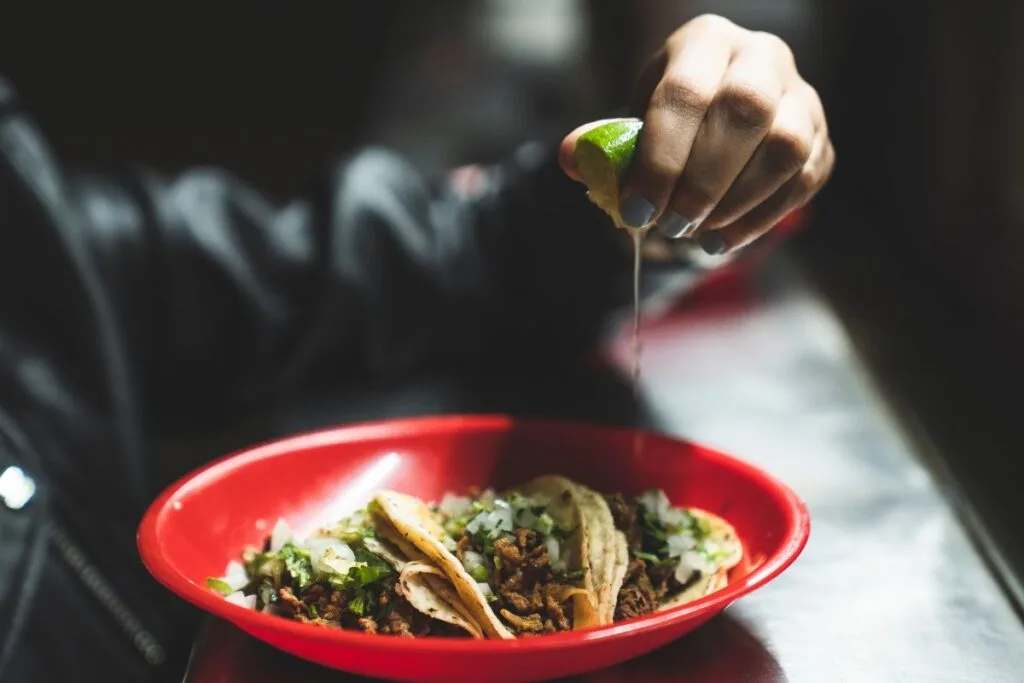 Descubre qué contienen los tacos de cabeza, su valor nutricional y qué tan saludables son. Conoce sus beneficios y riesgos. ¿Te gustan?