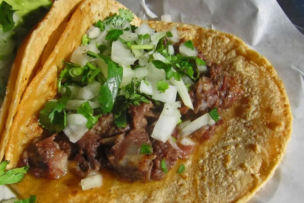 Descubre qué contienen los tacos de cabeza, su valor nutricional y qué tan saludables son. Conoce sus beneficios y riesgos. ¿Te gustan?