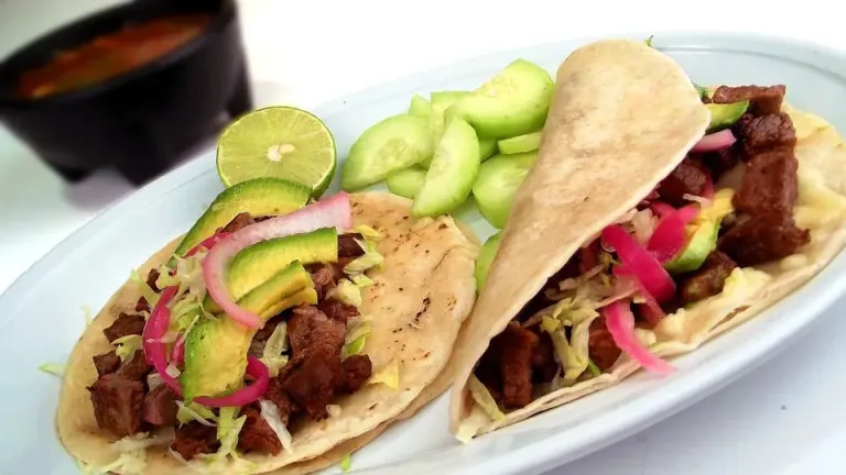 Descubre qué contienen los tacos de cabeza, su valor nutricional y qué tan saludables son. Conoce sus beneficios y riesgos. ¿Te gustan?