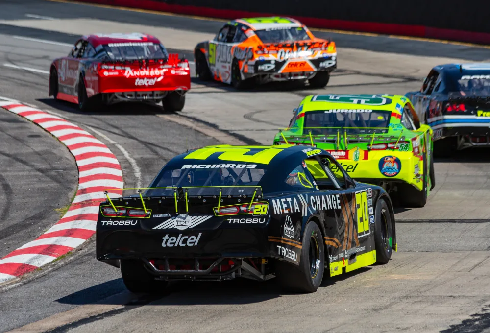 Escudería Grupo TOP acelera con fuerza: Top 10 y debut prometedor en el inicio de NASCAR México 2026