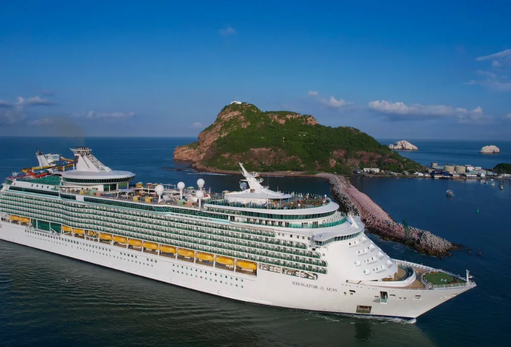 Mazatlán. El puerto recibe al "Navigator Of The Seas" 