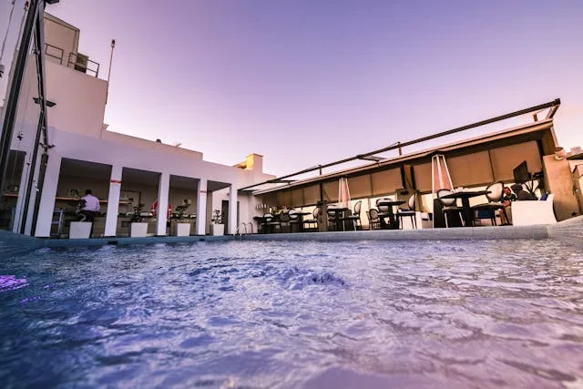 Terrazas con alberca en CDMX: Los Day Pass de hoteles para nadar y tomar un trago sin salir de la capital