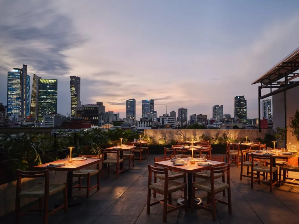 Descubre 4 terrazas en CDMX donde puedes sentirte en la playa gracias a sus mariscos, cocteles, ambiente tropical y rooftops perfectos para el calor. ¿Ya las conocías?