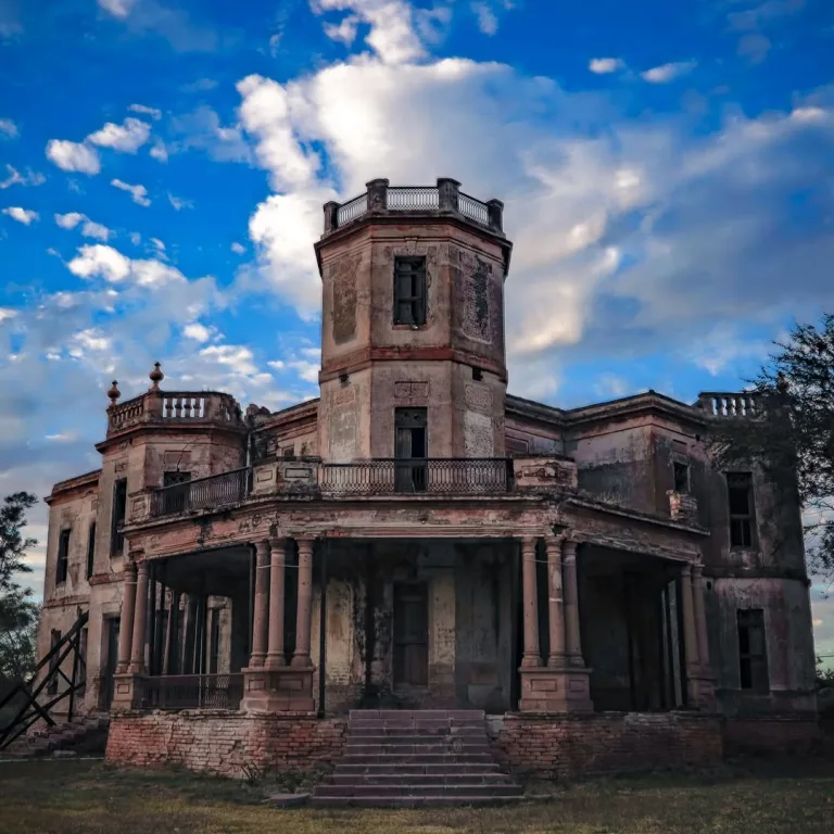 Descubre la historia de la Hacienda La Bella Cristina, la misteriosa mansión abandonada vinculada a Porfirio Díaz que hoy luce detenida en el tiempo entre ruinas y leyendas. ¿Cuándo la visitas?