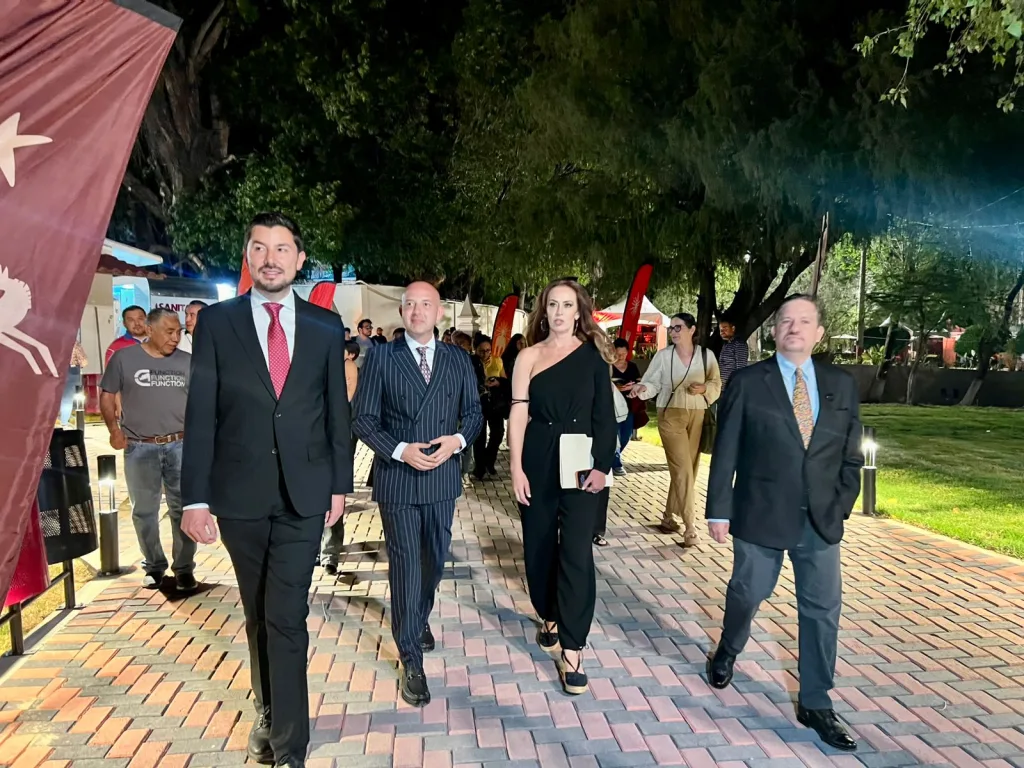 ¡Arrancó el festival! La Sinfónica de la Sedena marca el inicio del 50 aniversario del Festival Internacional del Arte, Queso y Vino en Tequisquiapan. Aquí todo el detalle de nuestra cobertura especial.