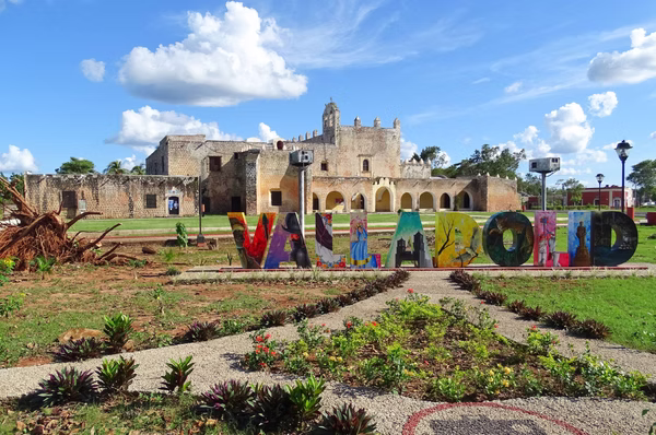 El destino de Yucatán donde puedes nadar en cenotes y caminar entre historia