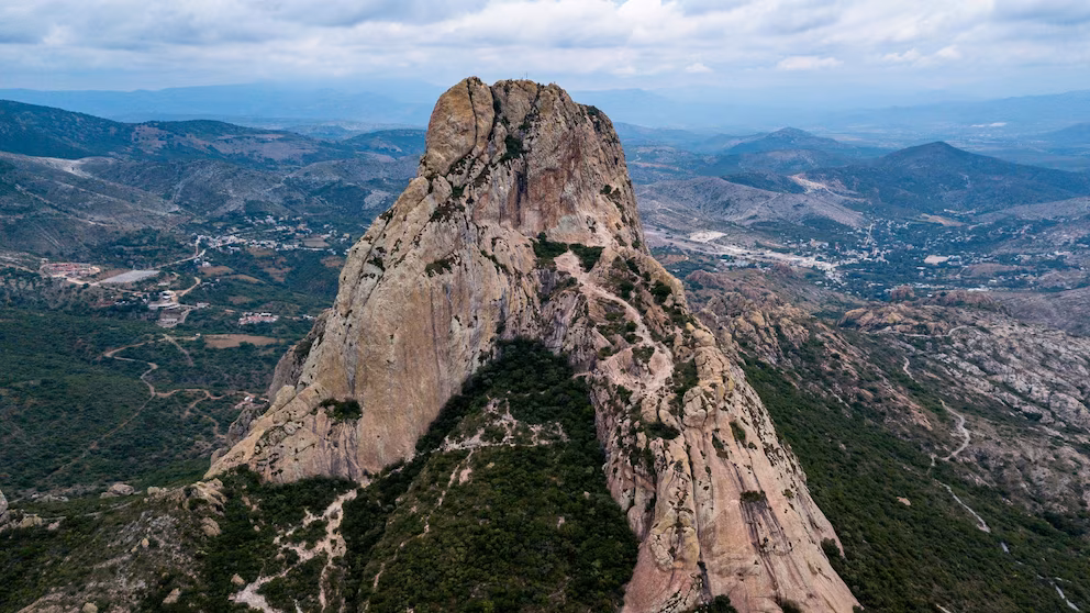 ¿Planeas visitar Peña de Bernal? Descubre qué hacer, qué comer, qué visitar y por qué este Pueblo Mágico de Querétaro conquista a miles de viajeros cada año. Es un lugar que sí o sí tienes que visitar.
