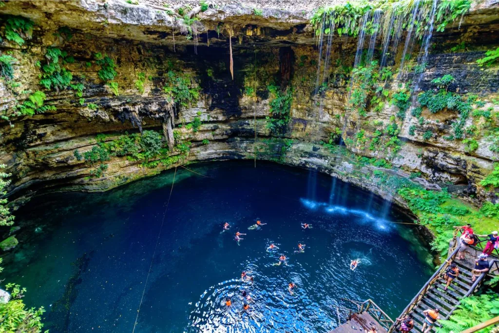 ¿Buscas qué hacer en la Riviera Maya este verano? Descubre Cenote Azul, Gran Cenote y Dos Ojos, tres impresionantes maravillas subterráneas de Quintana Roo con aguas cristalinas, cuevas y paisajes únicos. ¿Te lanzas a la aventura?
