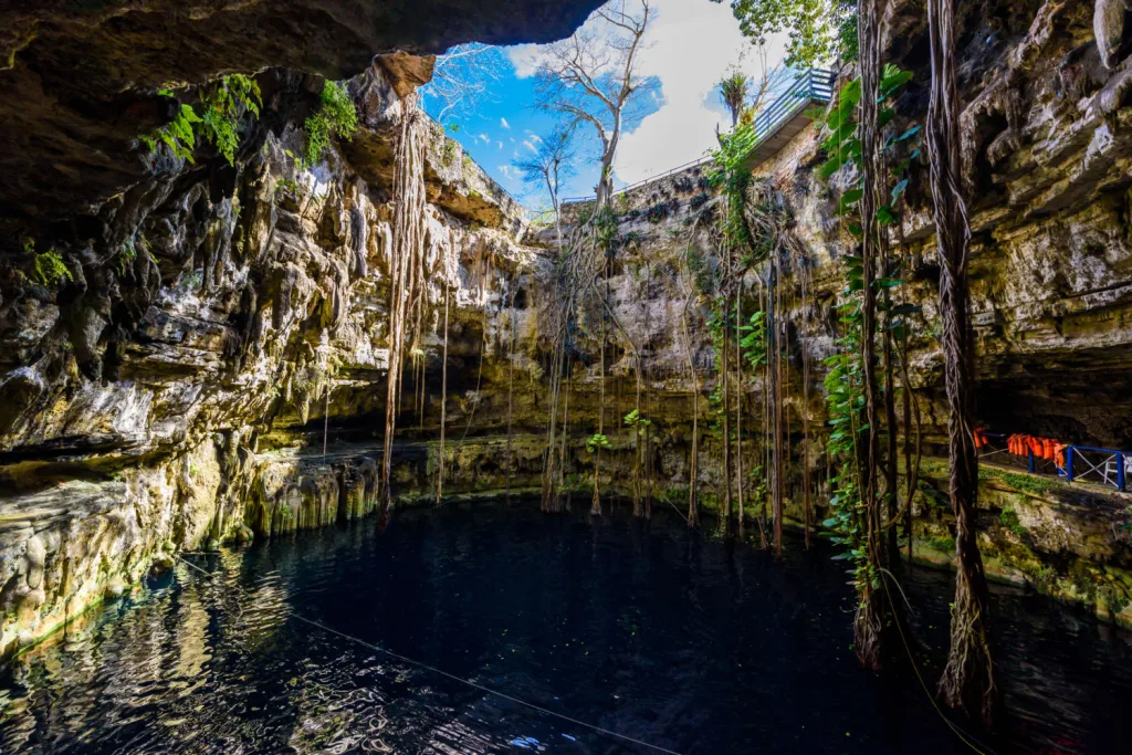 ¿Buscas qué hacer en la Riviera Maya este verano? Descubre Cenote Azul, Gran Cenote y Dos Ojos, tres impresionantes maravillas subterráneas de Quintana Roo con aguas cristalinas, cuevas y paisajes únicos. ¿Te lanzas a la aventura?