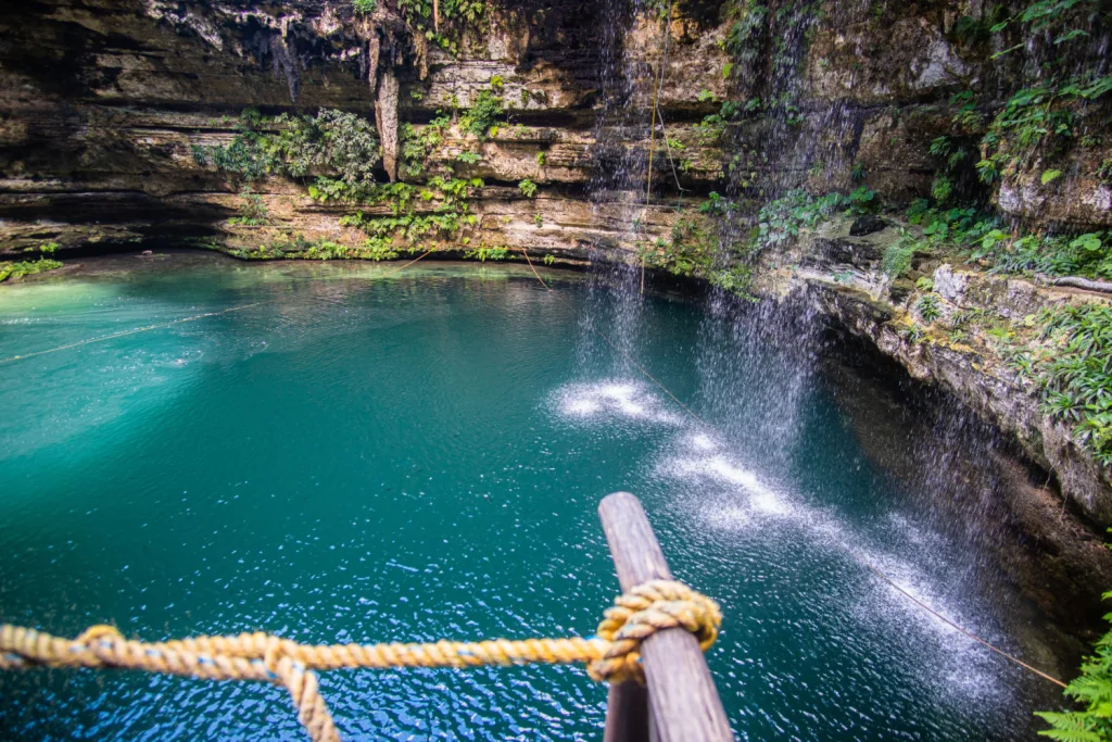 ¿Buscas qué hacer en la Riviera Maya este verano? Descubre Cenote Azul, Gran Cenote y Dos Ojos, tres impresionantes maravillas subterráneas de Quintana Roo con aguas cristalinas, cuevas y paisajes únicos. ¿Te lanzas a la aventura?