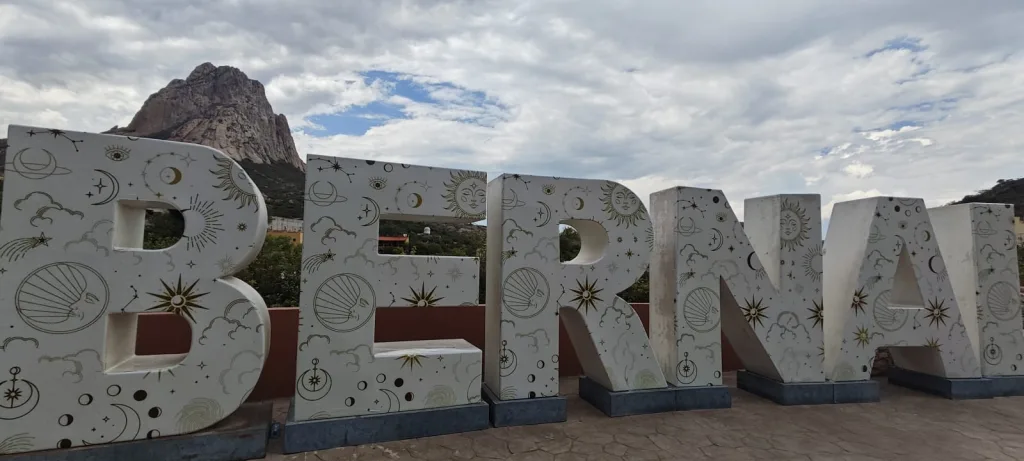 ¿Planeas visitar Peña de Bernal? Descubre qué hacer, qué comer, qué visitar y por qué este Pueblo Mágico de Querétaro conquista a miles de viajeros cada año. Es un lugar que sí o sí tienes que visitar.