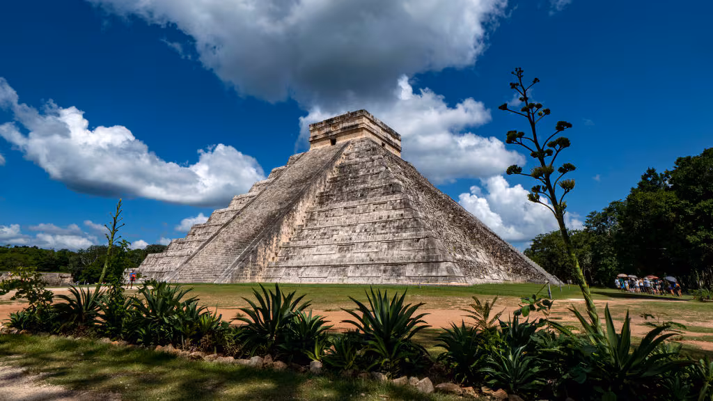 Chichén Itzá reabrió sus puertas tras casi dos semanas de cierre. Conoce por qué estuvo cerrada, cuáles son los nuevos accesos, horarios, precios y la historia detrás de una de las maravillas del mundo moderno.
